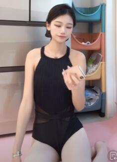 体操服白丝芭蕾大袜小姐姐光脚瑜伽垫聊天