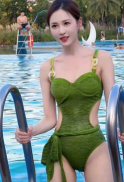 夏天就应该玩水 泳衣水帘洞 小黄花