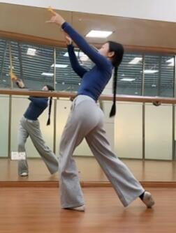 我不说谁能发现拿的是羽毛球拍