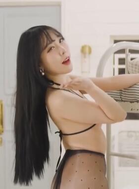 甜美的妹子和摄影师在酒店玩得嗨