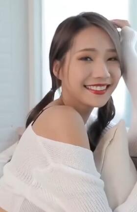 笑容甜美的小姐姐依窗而卧