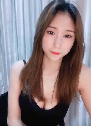 马甲线腹肌小姐姐,外表甜美气质,黑丝美腿