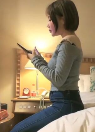 短发外围女神情感主播李寻欢呀